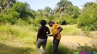 Okoro, Pemburu Yang Rajin, Bertemu Dengan Seorang Wanita Afrika Yang Menakjubkan Semasa Memburu Di Ladangnya. Dia Menggoda Dia Dengan Janji-Janji Bantuan Dan Terlibat Dalam Hubungan Seks Yang Penuh Gairah, Yang Dia Teruskan Sehingga Hampir Mencapai Klimaks. Tanpa Pengetahuan Mereka, Abang Suaminya Menyaksikan Pertemuan Itu Melalui Kamera Tersembunyi. Video Penuh Boleh Didapati Di Platform Merah.