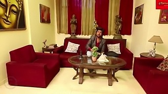 एक सौतेला बेटा आराम करते समय अपनी माँ को जगाता है।