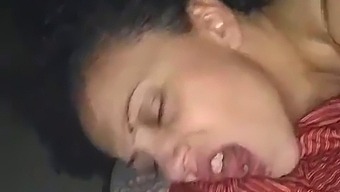 מין אוראלי זנותי ולא צנוע מוצג לראווה