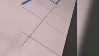 Dona De Casa Desesperada Procura Um Pênis Desconhecido No Banheiro Do Supermercado