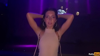 Brunette Pornostjerne Bliver Analt Og Kneppet I Natklub-Toilettet
