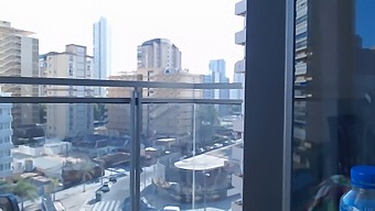 נערת גיימר מדהימה חושפת את התלבושת שלה במרפסת בסביבה פתוחה