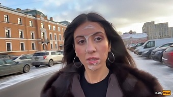 Een Willekeurige Persoon Gaf Me Een Handjob En Pijpbeurt Op De Parkeerplaats En Slenterde Vervolgens Rond Met Mijn Sperma Op Mijn Gezicht - Cumstroll