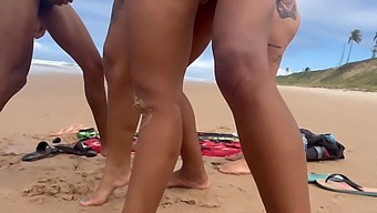 Mit Unbekannten Männern Am Blanken Fkk Strand Loslassen, Was Zu Einem Intensiven Höhepunkt