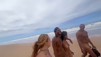 Jonge En Hete Meiden Hebben Seks Op Het Strand Terwijl Ik Het Opnam