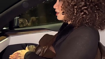 Der Wunsch Des Jungen Italienischen Ehemanns Nach Einem Dreier In Einer Öffentlichen Autoaffäre.